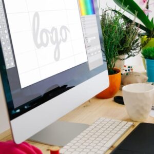 mon avec un éditeur graphique sur l'écran et le mot logo