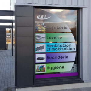 vitrine avec de l'adhesif imprime avec decoupe en forme