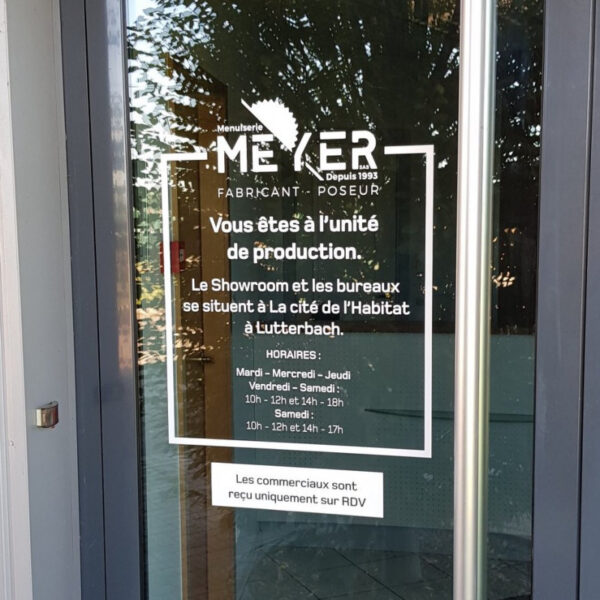 marquage adhésif sur une vitrine