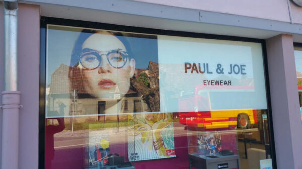 vitrophanie sur une vitrine
