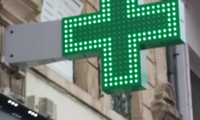 enseigne diodes piquées croix de pharmacie