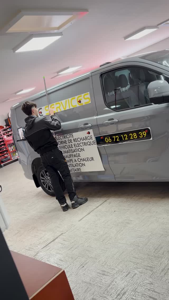 Un marquage qui va à l’essentiel 👀✨

Réalisation pour AEC Services, avec un visuel pensé pour être clair, lisible et efficace sur la route.
Un rendu propre et maîtrisé, qui assure une présence immédiate en déplacement.

✔️ Une visibilité directe�✔️ Une identité bien affirmée�✔️ Un rendu net et précis

Une présence qui se remarque au premier regard.

🌐 https://www.opuissance4.com

📩 contact@opuissance4.com 

📍 57a rue des Romains, Sausheim

#opuissance4 #marquagevehicule #alsace #communicationvisuelle